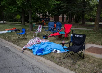 8 הרוגים בתהלוכה לרגל הארבעה ביולי בהיילנד פארק, אילינוי, פרבר יהודי גדול של שיקאגו
