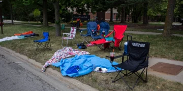 8 הרוגים בתהלוכה לרגל הארבעה ביולי בהיילנד פארק, אילינוי, פרבר יהודי גדול של שיקאגו