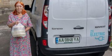 הפתרון למחסור בדלק באוקראינה: עמותת סיוע יהודית מצטיידת במכוניות חשמליות