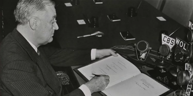 האם ארה״ב עשתה מספיק בשואה? הסדרה החדשה של קן ברנס מציירת תמונה לא מחמיאה