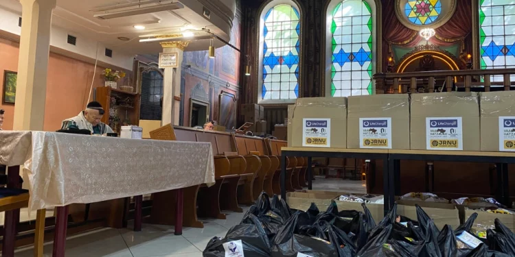 היהודים בורחים מאזורי הקרבות, ומעניקים חיים חדשים לקהילות המצטמקות של מערב אוקראינה