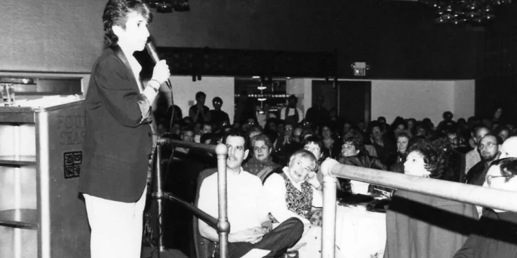 מופע הסטנדאפ במסעדה סינית שהפך למסורת יהודית בת 30 שנה